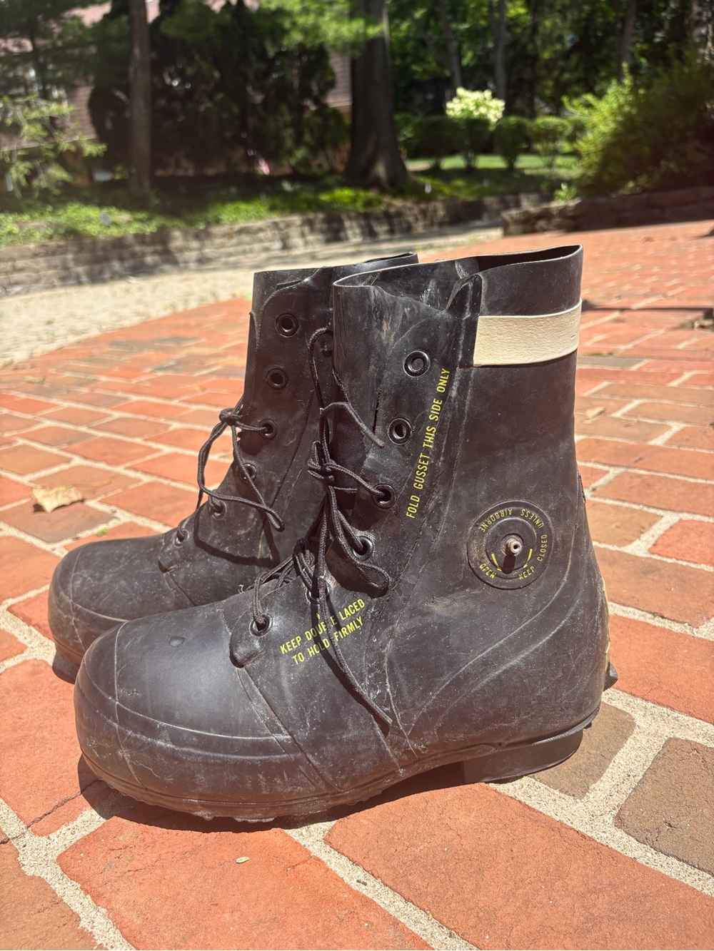 BATA INDUSTRIALS ZeroGuard Vintage Mickey Mouse Boots 9R - Picture 4 of 6